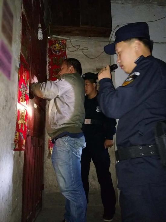 忻州粗心妈妈误将幼女锁家中 民警全城寻开锁师傅开门